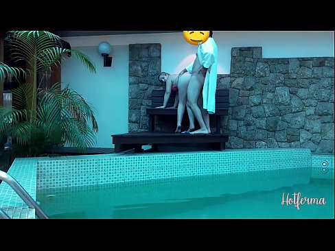 ❤️ Baas nooi bediende swembad toe, maar kon nie 'n warm weerstaan nie ❤ Porno by ons ❤