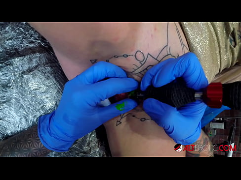 ❤️ Uiters getatoeëerde hottie Sully Savage het 'n tatoeëermerk op haar klitoris gekry ❤ Porno by ons ❤