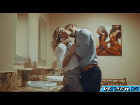 ❤️ Wanneer 'n rondborstige blondine jou in 'n openbare toilet verlei ❤ Porno by ons ❤